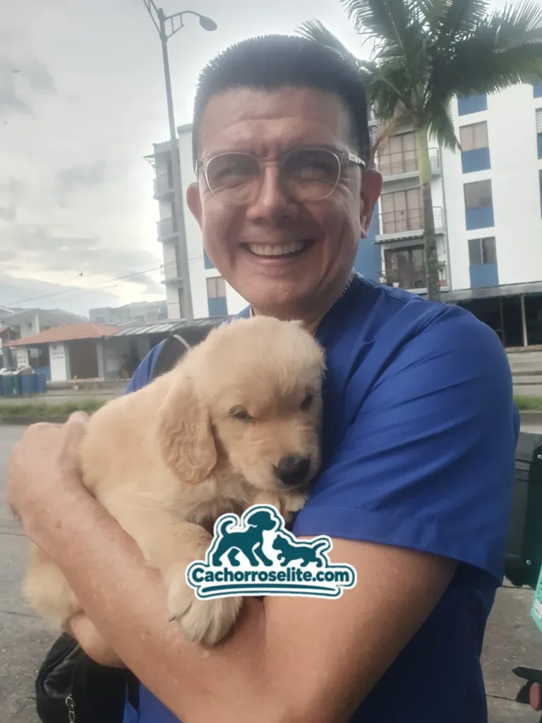 Cliente feliz abraza a su cachorro Golden Retriever el día de la entrega