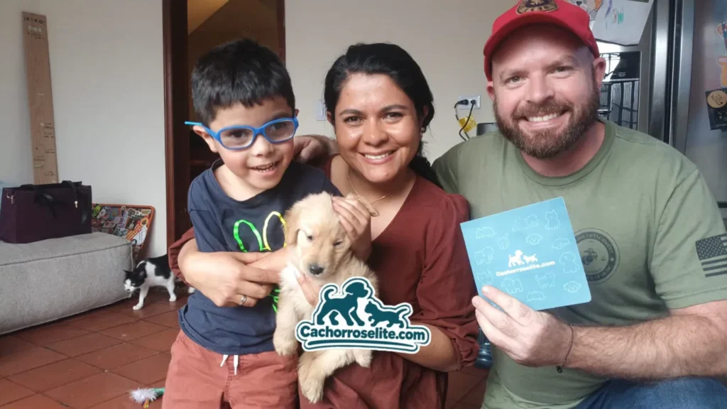 Familia feliz recibe a su cachorro Golden Retriever de Cachorros Élite