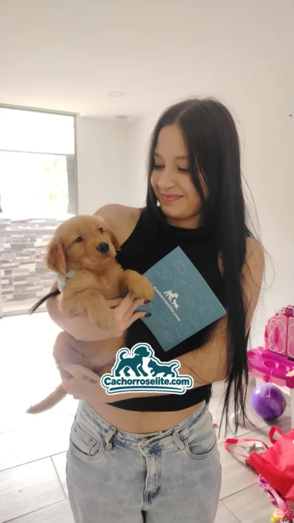 Clienta feliz con su cachorra Golden Retriever y su guía de bienvenida