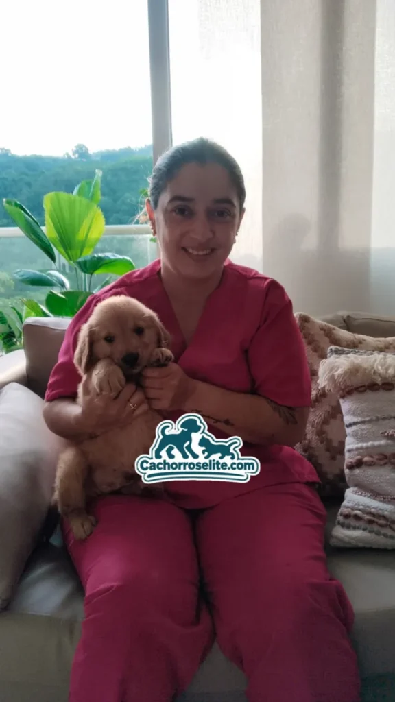 Clienta feliz con su cachorro Golden Retriever en el sofá de su casa
