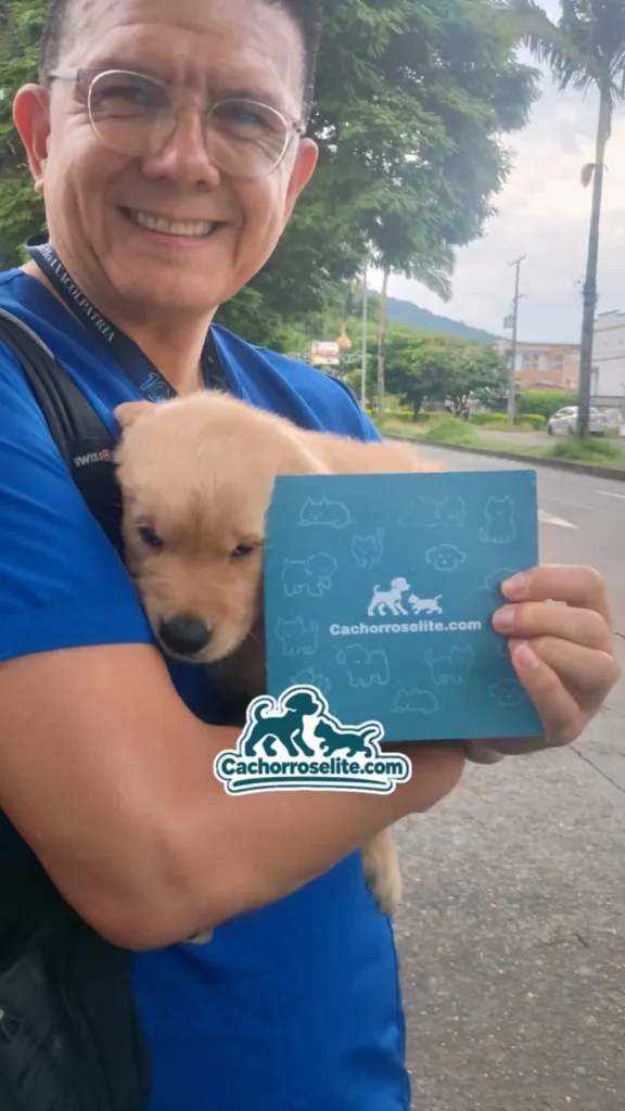 Cliente sonriente con su cachorro Golden Retriever y la guía de bienvenida